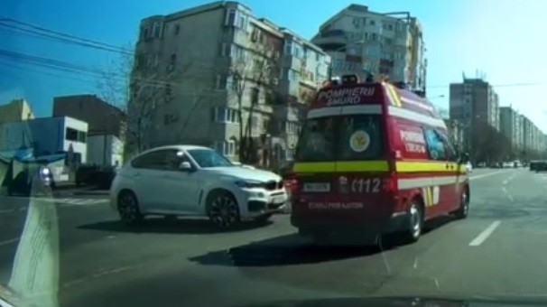 Un ȘOFER grăbit era să intre într-o AMBULANȚĂ, din cauza MOBILULUI. VIDEO!