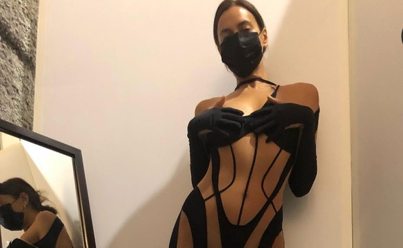 Irina Shayk a atras toate privirile cu o costumație nude la show-ul lui Thierry Mugler