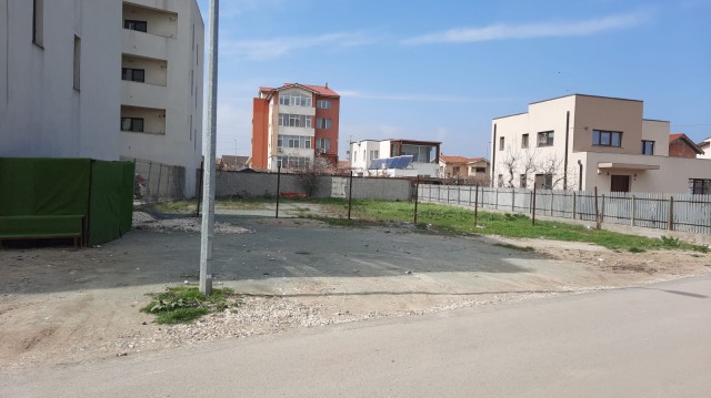 O FIRMĂ cu un ANGAJAT RIDICĂ un BLOC în Palazu Mare