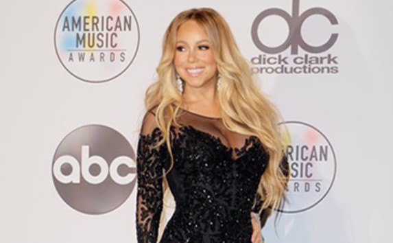 Mariah Carey și-a făcut prima doză de vaccin anti-COVID-19 și a cântat cu acul în braț