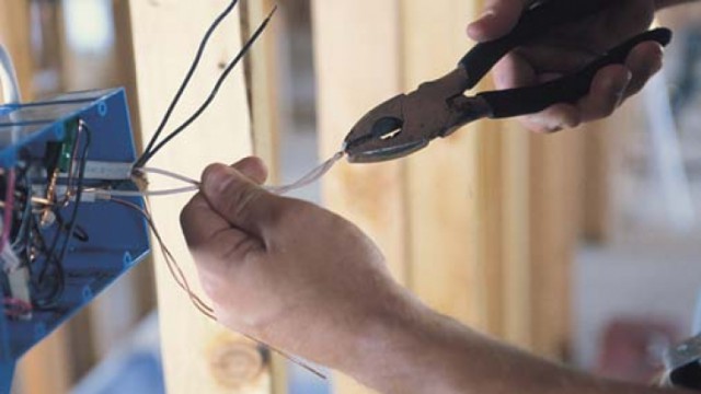 A MURIT ELECTROCUTAT, după ce a PUS MÂNA pe un CABLU NEASIGURAT
