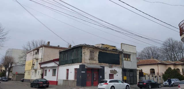 Un IMOBIL de pe strada LAHOVARI stă să ne CADĂ în CAP, dacă trecem prin zonă!