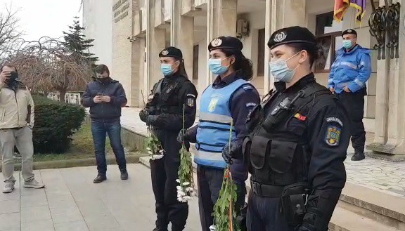 PROTESTATARII din Constanța au oferit FLORI jandarmerițelor. Video!