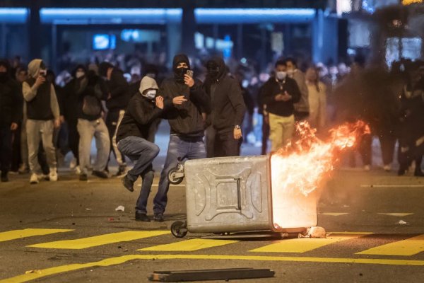 Coronavirus/Elveţia: Poliţia a folosit gloanţe de cauciuc şi gaze lacrimogene împotriva protestarilor
