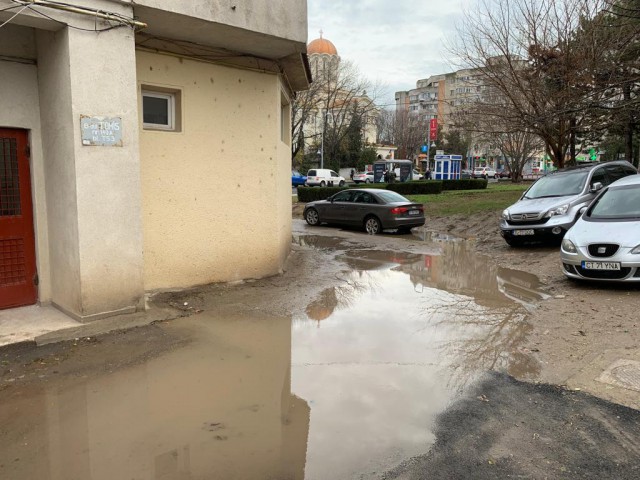 Locatarii unui bloc din zona Spitalului Județean, REVOLTAȚI din CAUZA CRATERELOR
