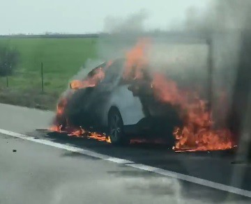 Incendiu pe A2: Un AUTOTURISM s-a făcut SCRUM. Video!