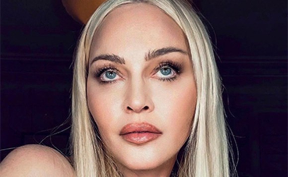 Madonna șochează din nou! Diva a renunțat complet la inhibiții și s-a fotografiat fără sutien