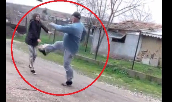 O femeie și FIICA acesteia, AGRESATE în PLINĂ STRADĂ! VIDEO