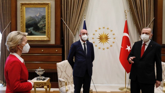 Von der Leyen, lăsată fără scaun la întâlnirea sa şi a lui Charles Michel de la Ankara cu Erdogan