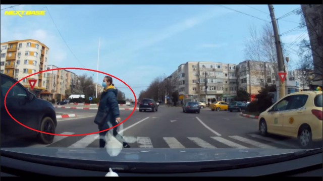 VIDEO! LA un pas de a fi SPULBERAȚI pe TRECEREA de PIETONI