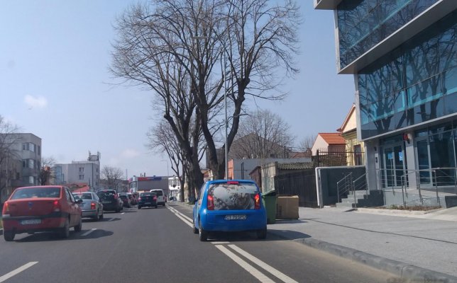 Pistele de BICICLETE, transformate de șoferi în parcări