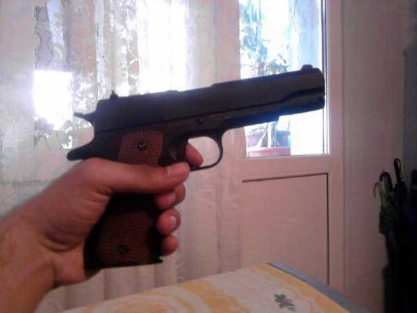 TÂNĂR, PRINS la NEPTUN cu PISTOL, fără PERMIS de PORT ARMĂ