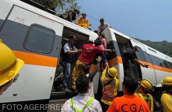 Drapelele în bernă în Taiwan, după cel puţin 50 de morţi într-un accident de tren