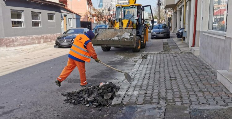 Au loc lucrări de asfaltare pe strada Răchitaşi
