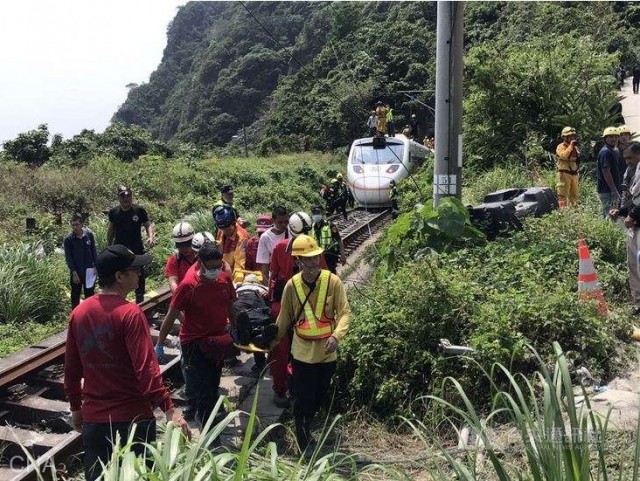 Accident feroviar în Taiwan: Angajatul aflat la originea catastrofei şi-a cerut scuze, cu ochii în lacrimi