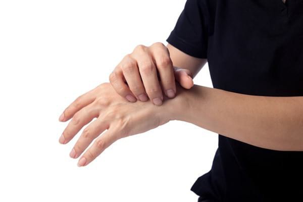 Tinea versicolor sau pitiriazis: ce este și cum se tratează corect infecția