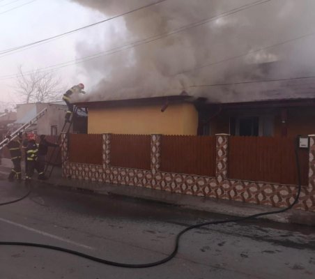 Bătrân imobilizat la pat, SALVAT de pompierii tulceni, dintr-o casă în flăcări