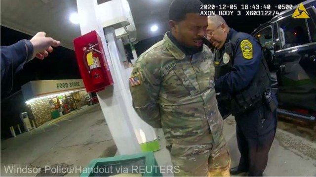 SUA: Militar de culoare, scos din maşină sub ameninţarea armelor şi stropit cu spray paralizant de poliţişti