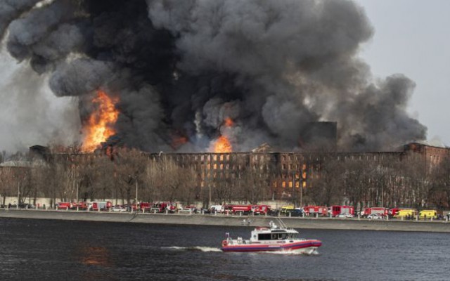 Rusia: Incendiu de proporţii într-o fabrică istorică din Sankt Petersburg