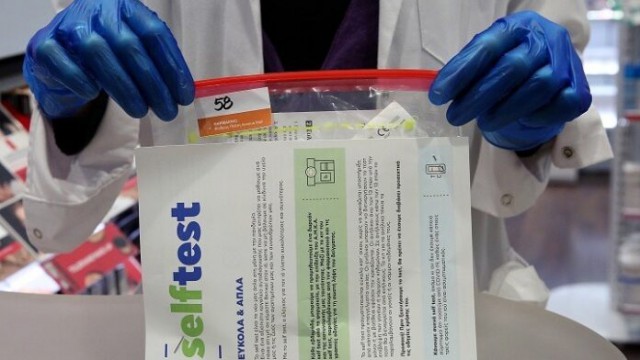 Coronavirus: Atena distribuie în regim de gratuitate 380.000 de autoteste COVID-19