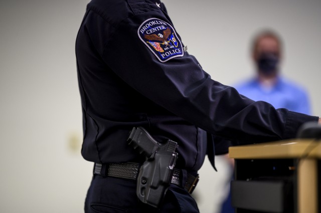 SUA: Agenta care a împuşcat un tânăr de culoare şi şeful poliţiei din Brooklyn Center şi-au prezentat demisiile