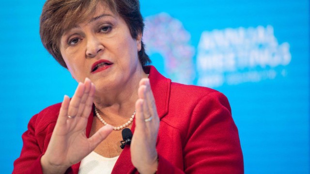 FMI: Economia mondială se redresează, dar ar putea fi afectată de majorarea ratelor la dobânzi