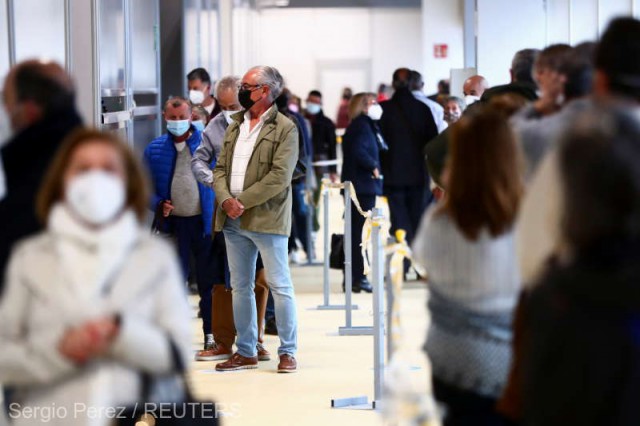Coronavirus: Madrilenii stau la cozi pentru a primi vaccinul AstraZeneca, în pofida asocierii sale cu cheagurile sangvine