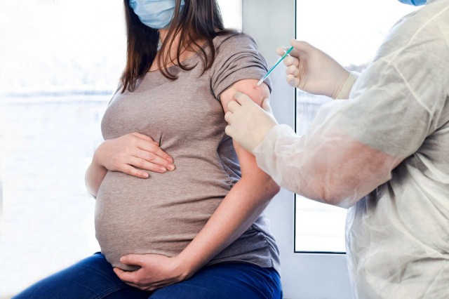 Studiu: Pot fi administrate vaccinurile Pfizer și Moderna femeilor însărcinate?