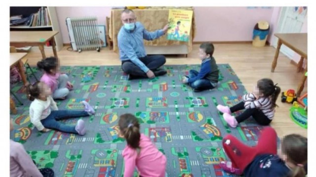 Primar condamnat pentru pornografie infantilă, invitat să citească povești copiilor