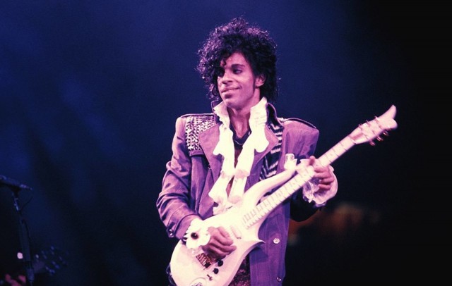 O chitară, costume de scenă şi bijuterii care i-au aparţinut lui Prince, vândute la licitaţie cu 675.000 de dolari