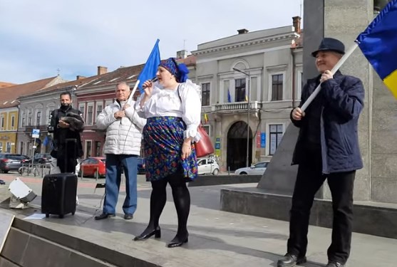 `JOS LABELE de pe COPIII NOȘTRI`a strigat senatoarea Șoșoacă la un protest din Capitală