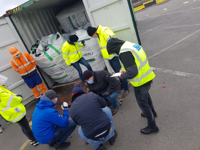 ÎNCĂ un TRANSPORT cu DEȘEURI a fost OPRIT în VAMA VECHE!