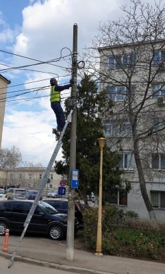Primăria Constanţa desfăşoară o acţiune de cosmetizare a cablurilor, în cartierul Tomis Nord