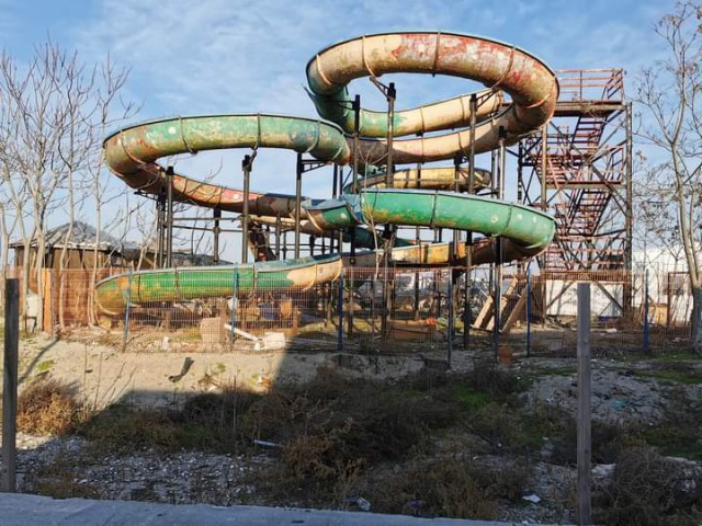 Face CINEVA CEVA cu SCHELETUL toboganului abandonat din MAMAIA?