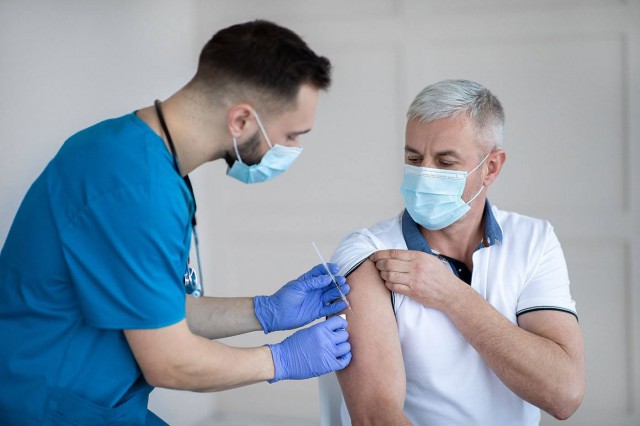 Vaccinurile Pfizer și Moderna, 90% eficiente în prevenirea infecției simptomatice cu SARS-CoV-2