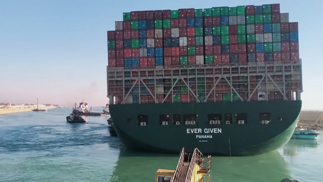 Marinarii de pe Ever Given încă sunt blocați pe navă