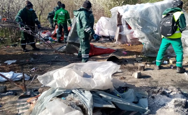 Adăposturi improvizate, dezafectate de oamenii legii