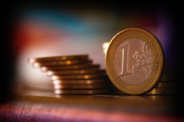 Monedele europene se depreciază în contextul în care rubla este ameninţată de un embargou petrolier