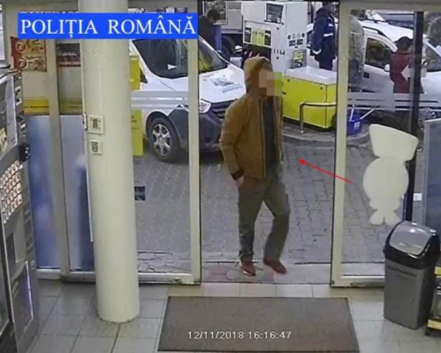 A FURAT un CARD, după care și-a făcut de cap la SHOPPING