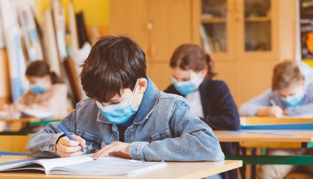 ELEVII ar putea să îşi EVALUEZE PROFESORII la finalul semestrelor