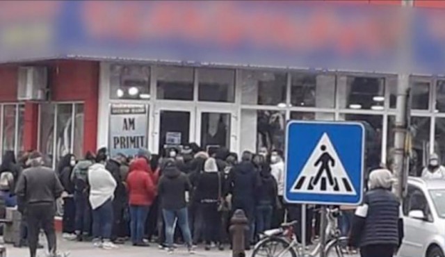 Înghesuială mare la hainele second-hand, în plină pandemie COVID