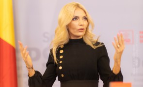 Laura Vicol taxează incertitudinea în care sunt ţinuţi elevii: 'Cîțule, Cîmpeanule, chiar nu puteți pune capăt acestei bătăi de joc?'
