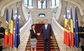Gafă de protocol la vizita făcută de Maia Sandu la Cotroceni: Steagul Republicii Moldova, arborat greşit