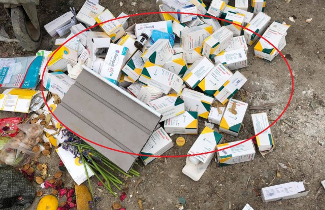 PERICOL! MORMAN de PASTILE, aruncat la voia întâmplării, în mijlocul străzii!