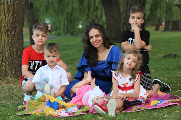 Raluca ex-Angels a revenit în muzică, după cinci copii