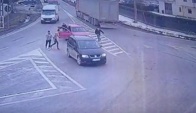 ATACAT cu TOPORUL pentru că ar fi OFERIT AJUTOR POLIȚIEI