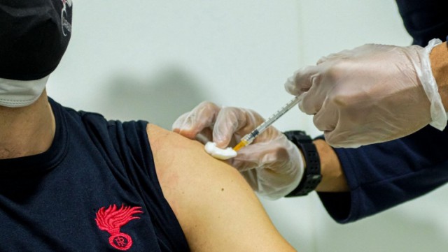 Medic italian anchetat pentru vaccinarea 30 de pacienți cu ser fiziologic în loc de Pfizer