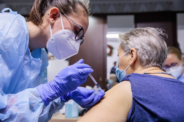 Anunț OMS: Persoanele vulnerabile se vor vaccina anti-COVID anual, restul, la doi ani