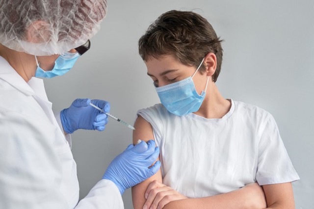 Studiu: Vaccinul Pfizer, 100% eficace la adolescenți între 12 și 15 ani
