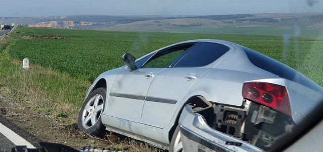 Mașină CĂZUTĂ în ȘANȚ, pe DN 22